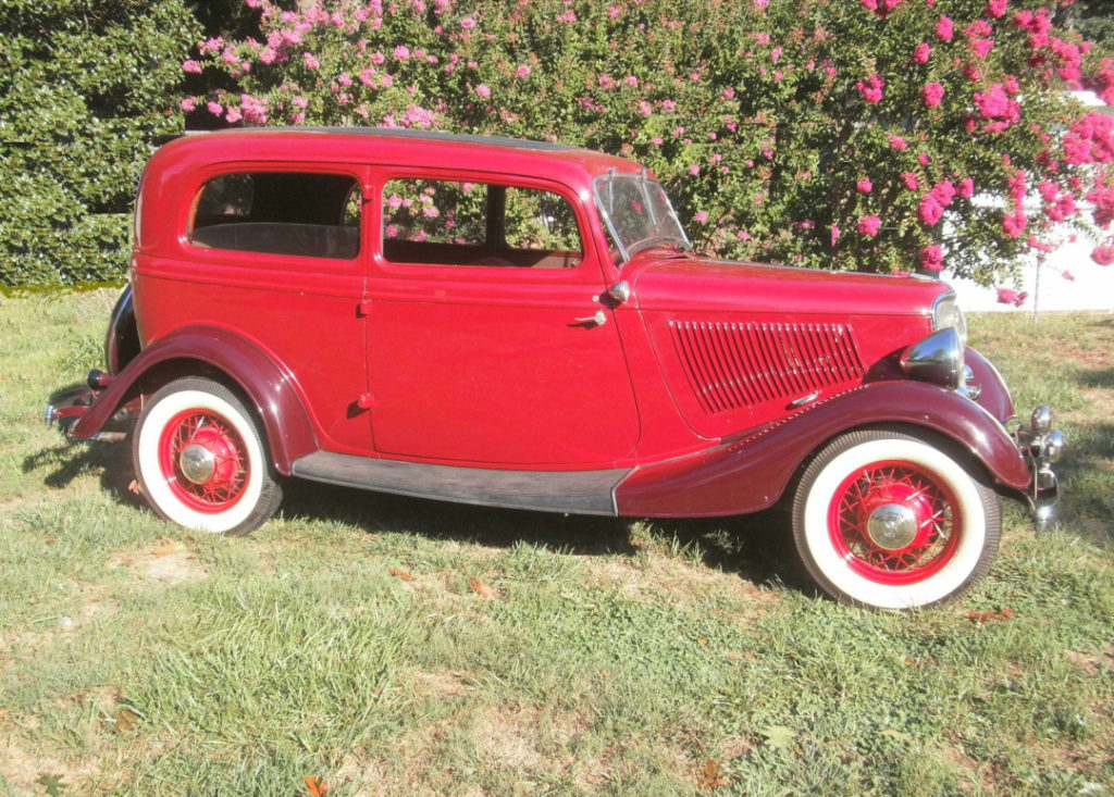 1933 Ford Deluxe Tudor Sedan